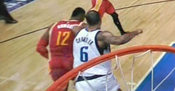 Tyson Chandler punches Dwight Howard